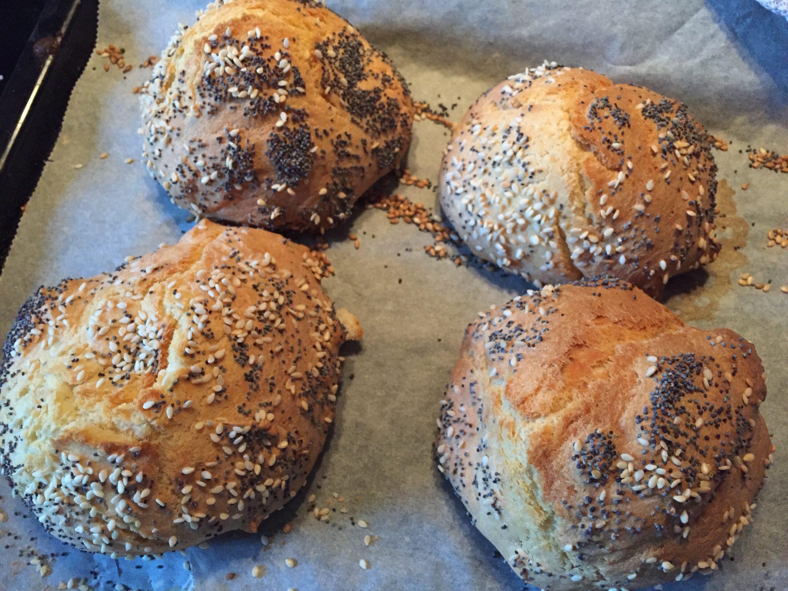 Dinkel-Buttermilch Weckerl mit Sesam &amp; Mohn - waskochen.at