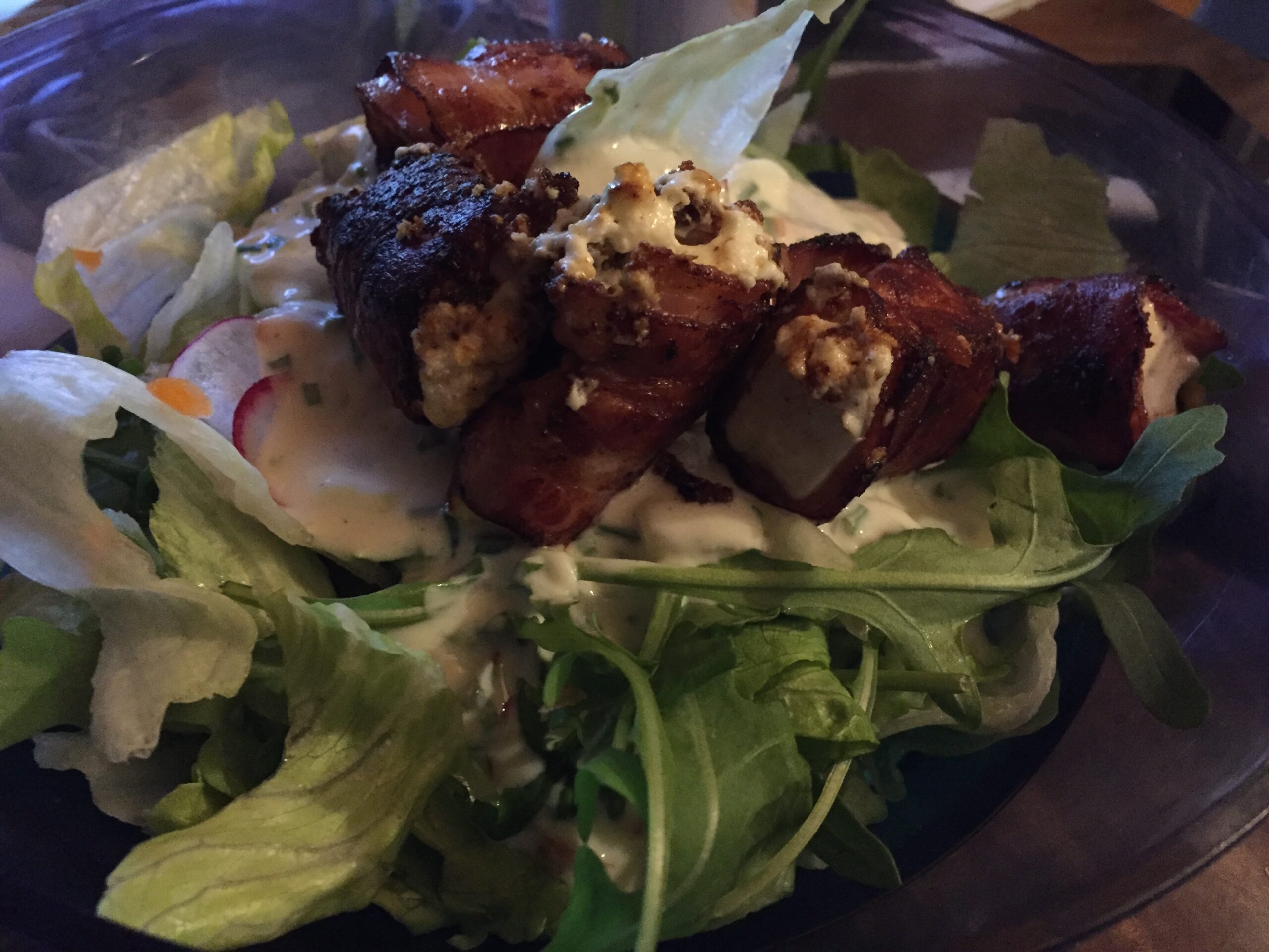 Salat mit Schafskäse im Speckmantel - waskochen.at