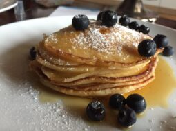 Pancakes mit Ahornsirup & Heidelbeeren (3)