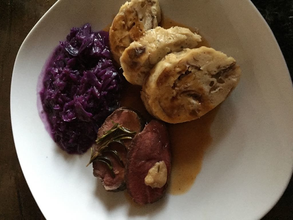 Rosa-gebratener Hirsch mit Laugenbrezel-Serviettenknödel und Rotkraut